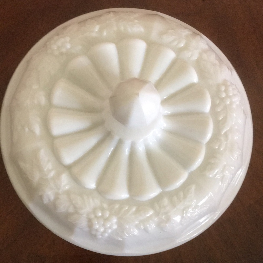 Vintage Westmoreland Grape Milk Glass Large Candy Dish With Lid Signed - Picture 9 of 16